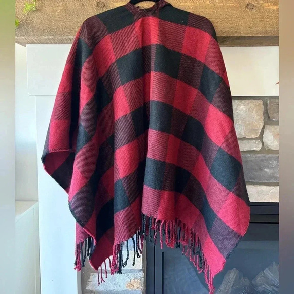 Abercrombie & Fitch blanket scarf poncho red black women’s cozy timeless holiday - Picture 3 of 8